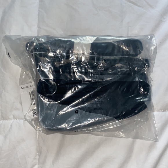 NWT Black/White Lululemon Crossbody Everywhere Belt Bag - Picture 5 of 6